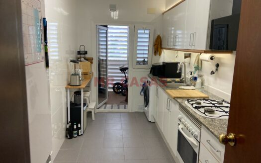 AMPLIO PISO DE 4 HABITACIONES