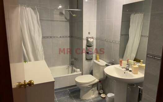 AMPLIO PISO DE 4 HABITACIONES
