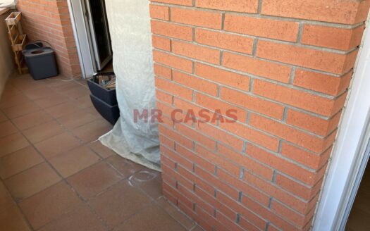 AMPLIO PISO DE 4 HABITACIONES