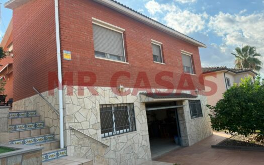 ESPECTACULAR CASA AMPLIA